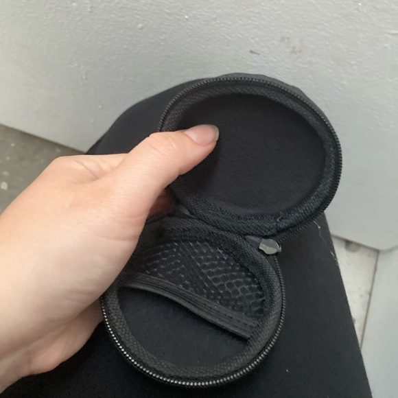 Ear phones or charger case - Picture 2 of 2